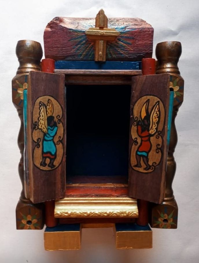 The same oratório open, with an empty niche and an angel painted on each door
