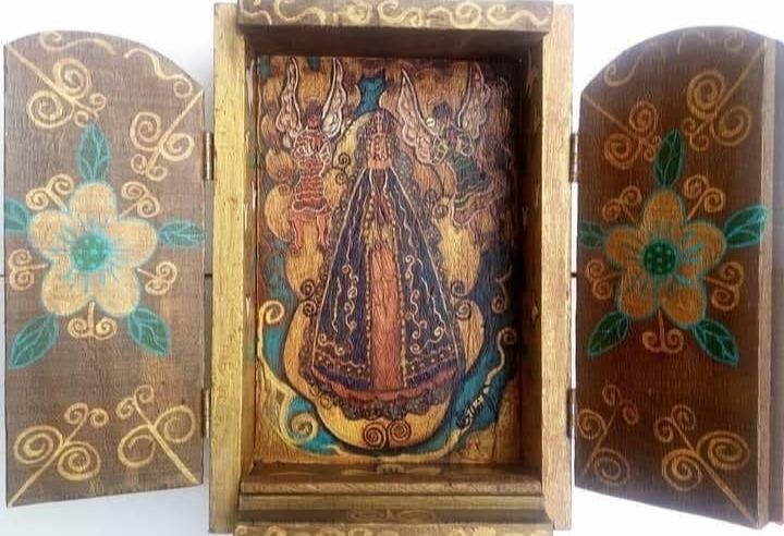 Open oratório with Our Lady of Aparecida between two angels at the center and flowers painted on the doors