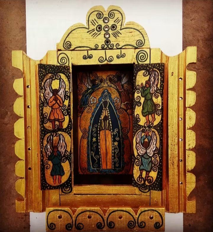 Open yellow oratório with a cut-out outline, with Our Lady in a blue mantle between two angels and four angels on the doors